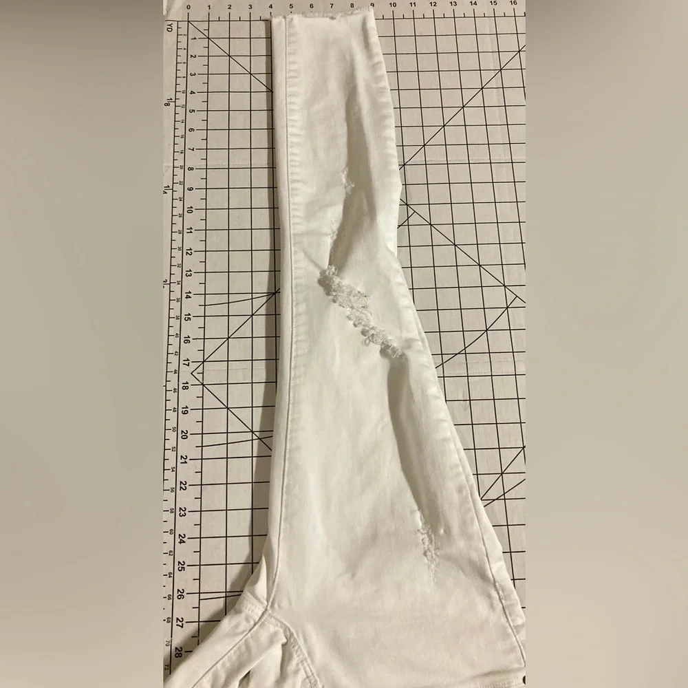 Articles of Society Women’s‎ Size 26 Cannes Wash White Distressed Jeans